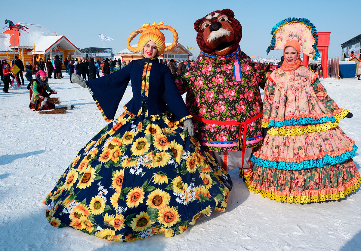 Defile u kazališnim kostimima junaka iz ruskih bajki na festivalu 