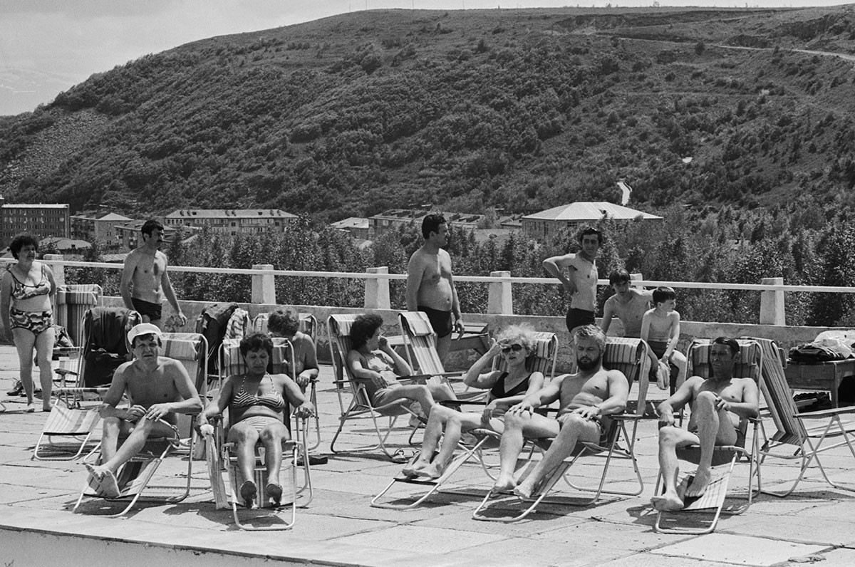 Армянская ССР. 1 июня 1986 г. Отдыхающие во время принятия солнечных ванн. 