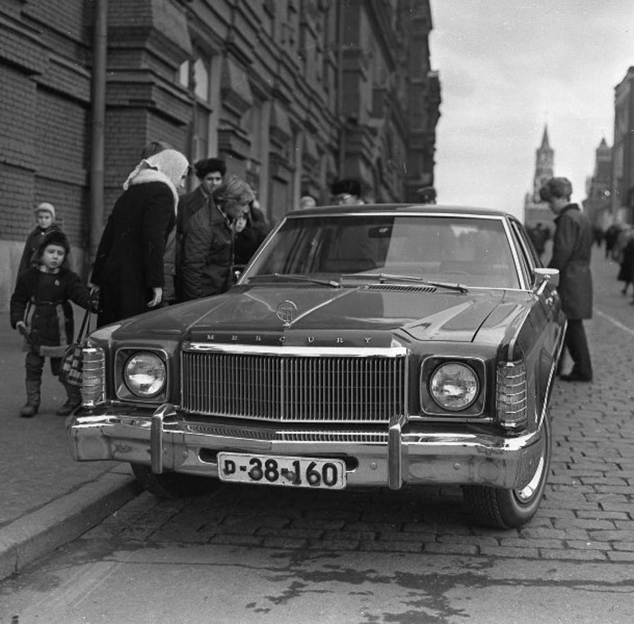 Neugier (Moskowiter bei der Inspektion eines amerikanischen „Merkur“-Autos), 1975.