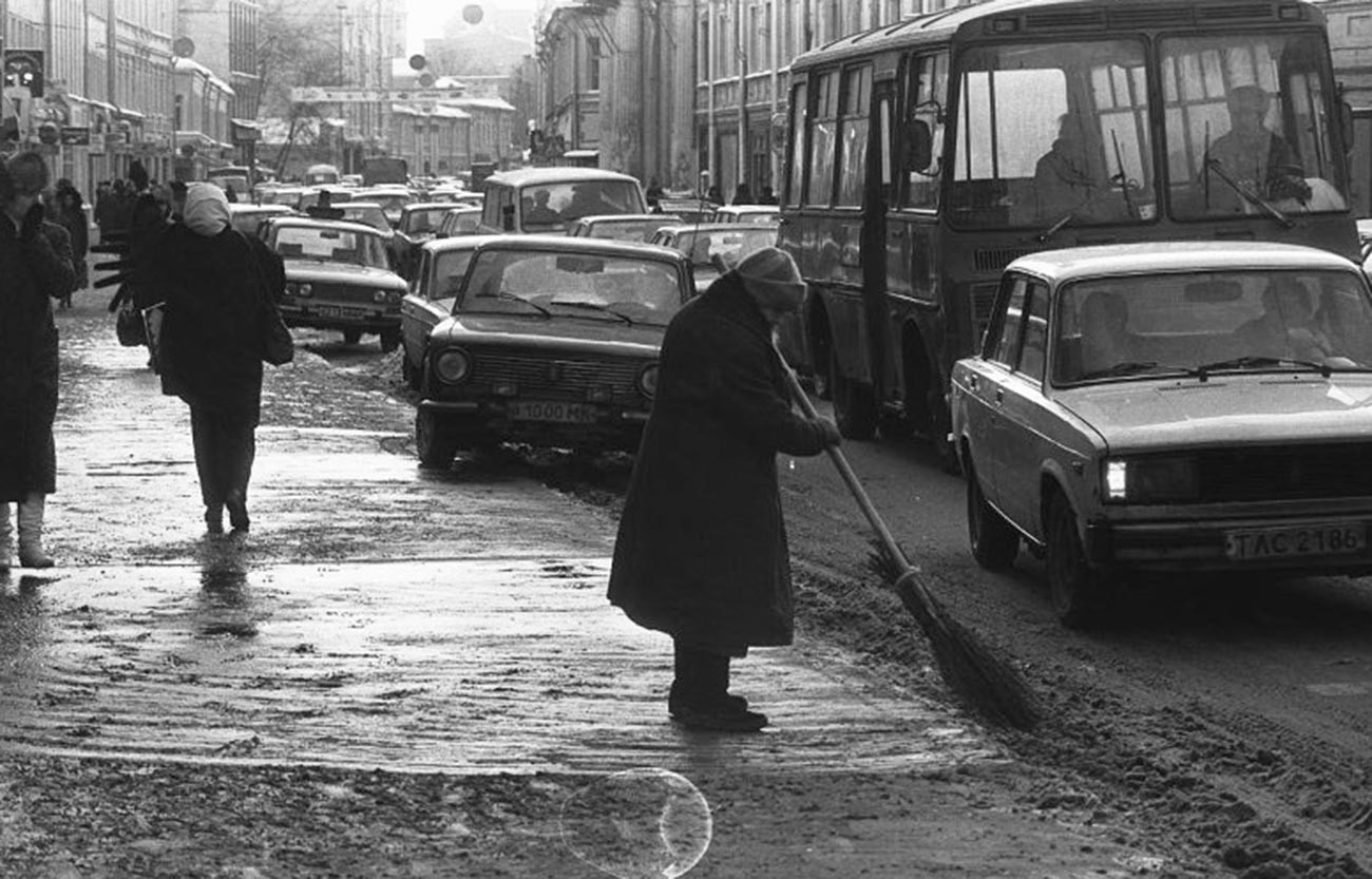 „So ist der Job“ (Eine Babuschka fegt den Bürgersteig in der Pjatnizkaja-Straße), 1980er.
