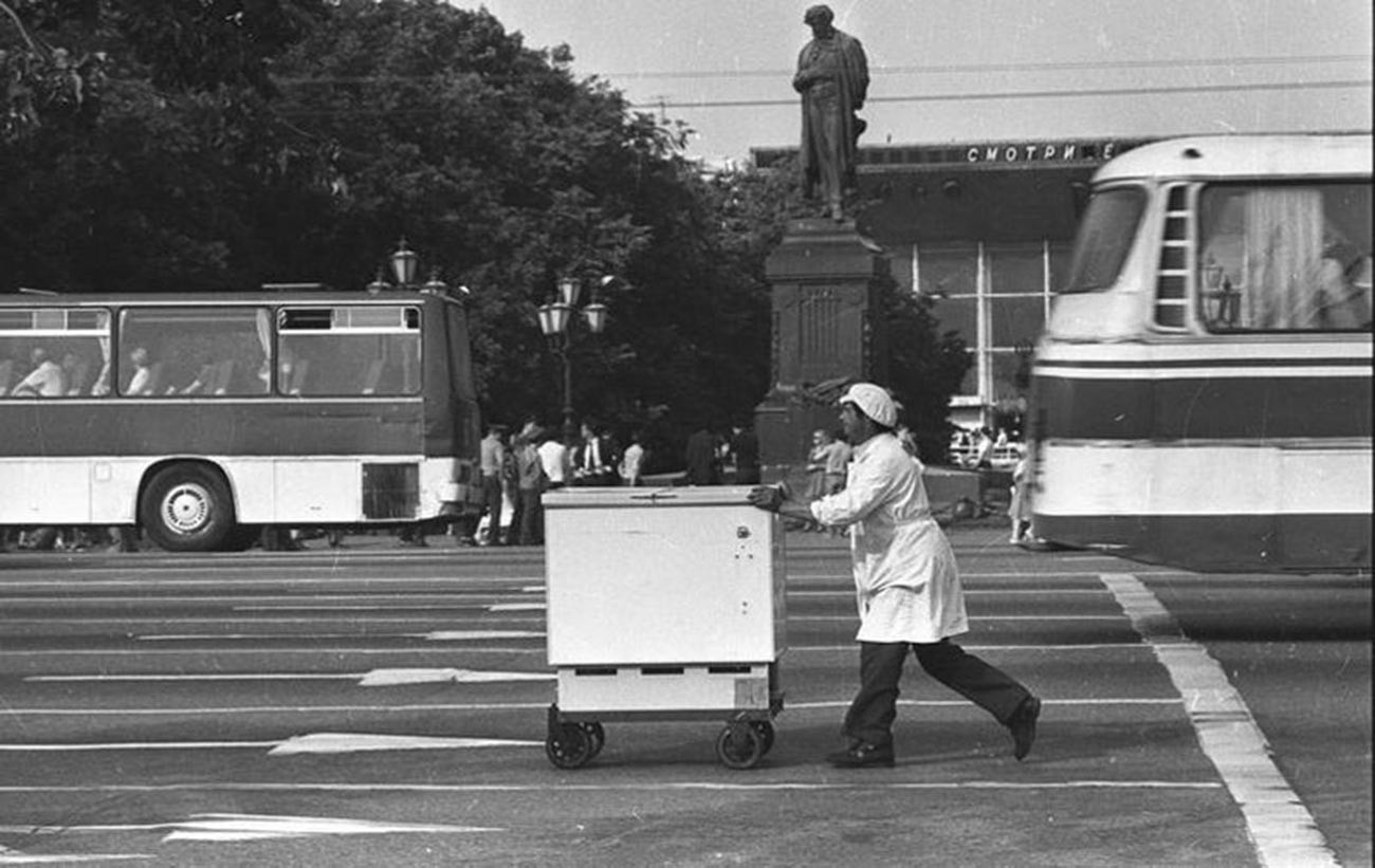 Eisverkäufer, der in der Gorki-Straße (heute Twerskaja-Straße) arbeitet, 1980er Jahre.