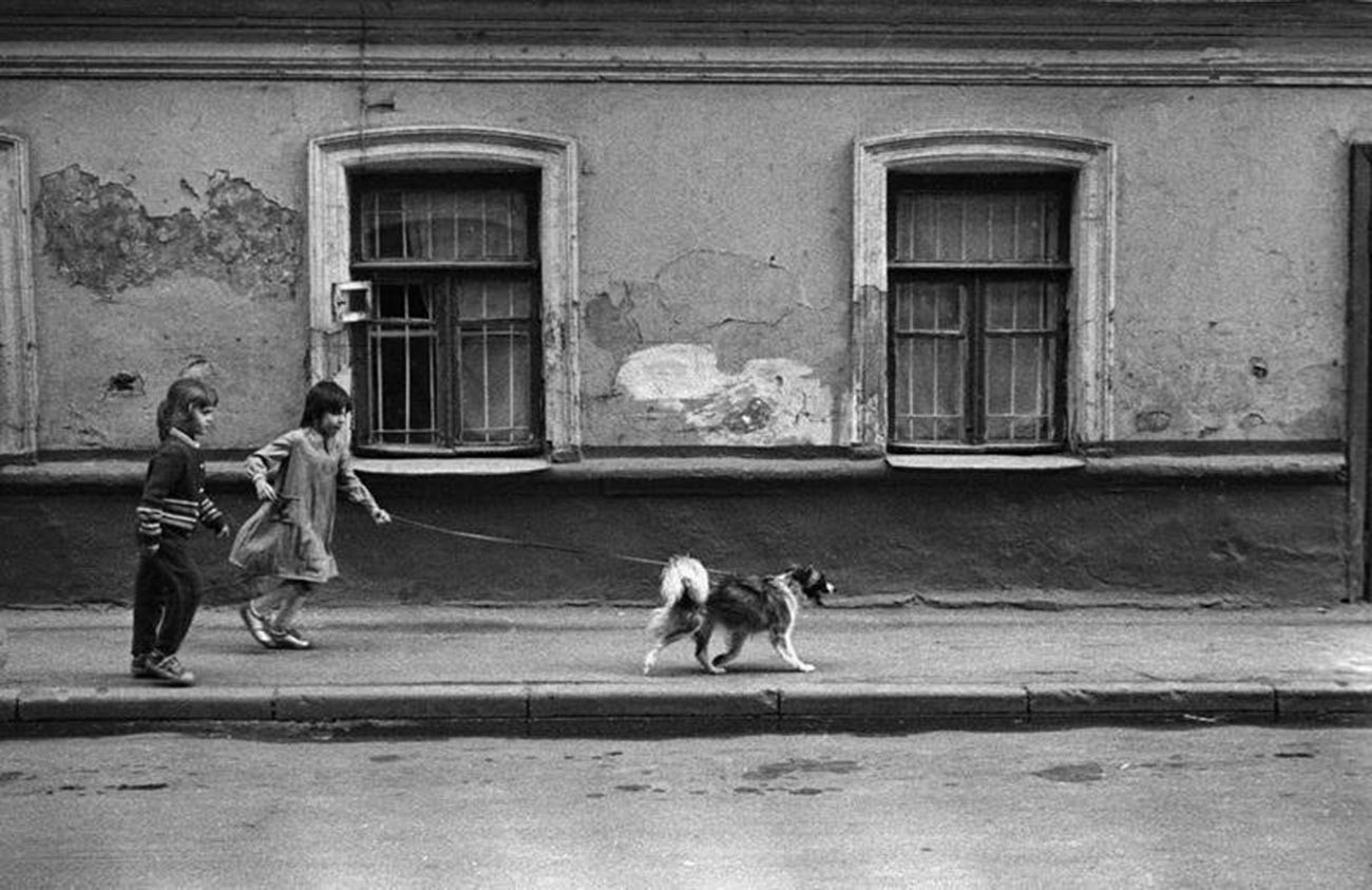 „Immer weiter!“ (Kinder gehen mit dem Hund spazieren), 1983.
