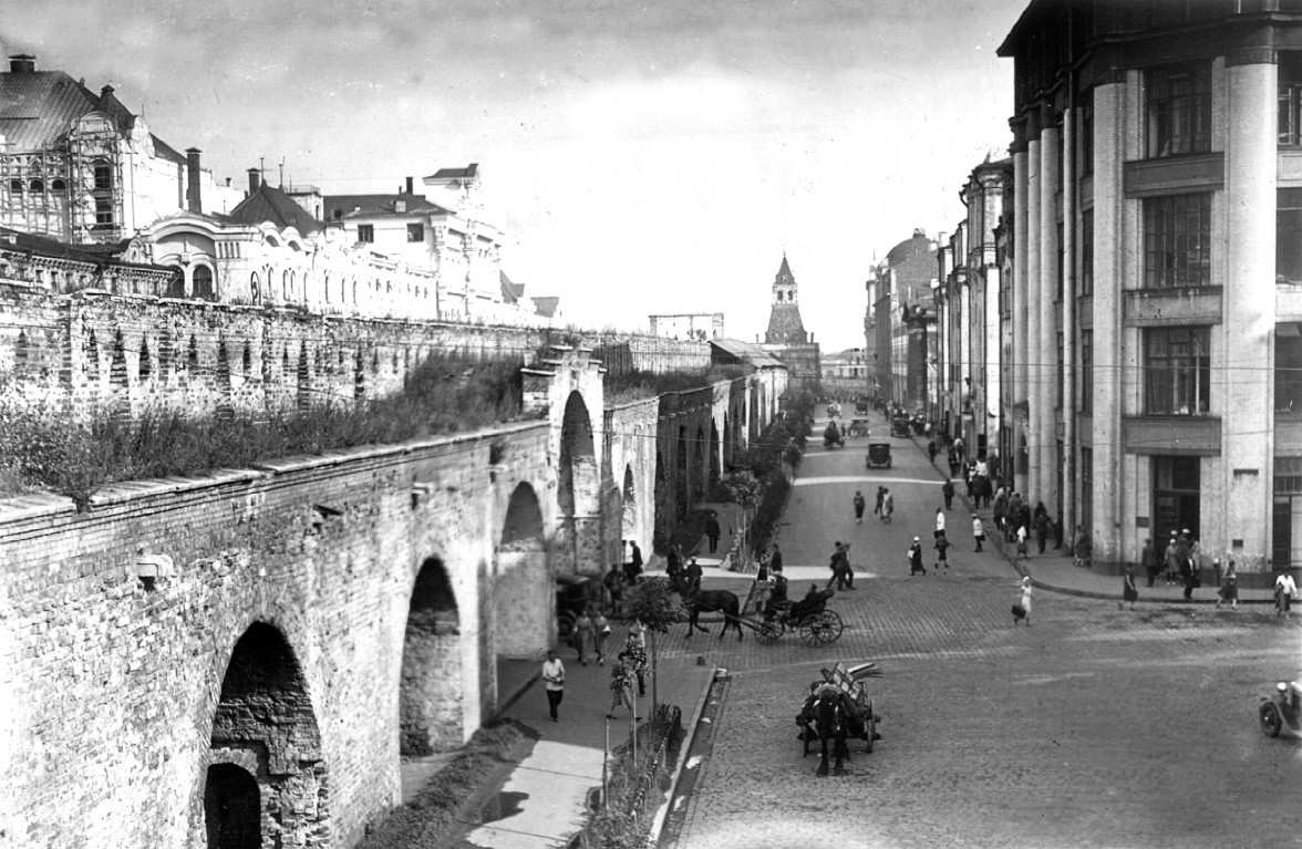 Вид Китайгородской стены изнутри. Проломные ворота (слева) на Лубянскую пл. Вдали Ильинская башня, 1920-е 