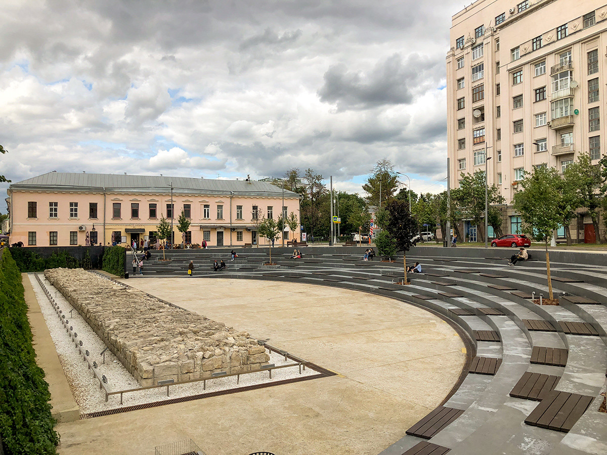El espacio público Yama en la plaza Jojlóvskaia de Moscú
