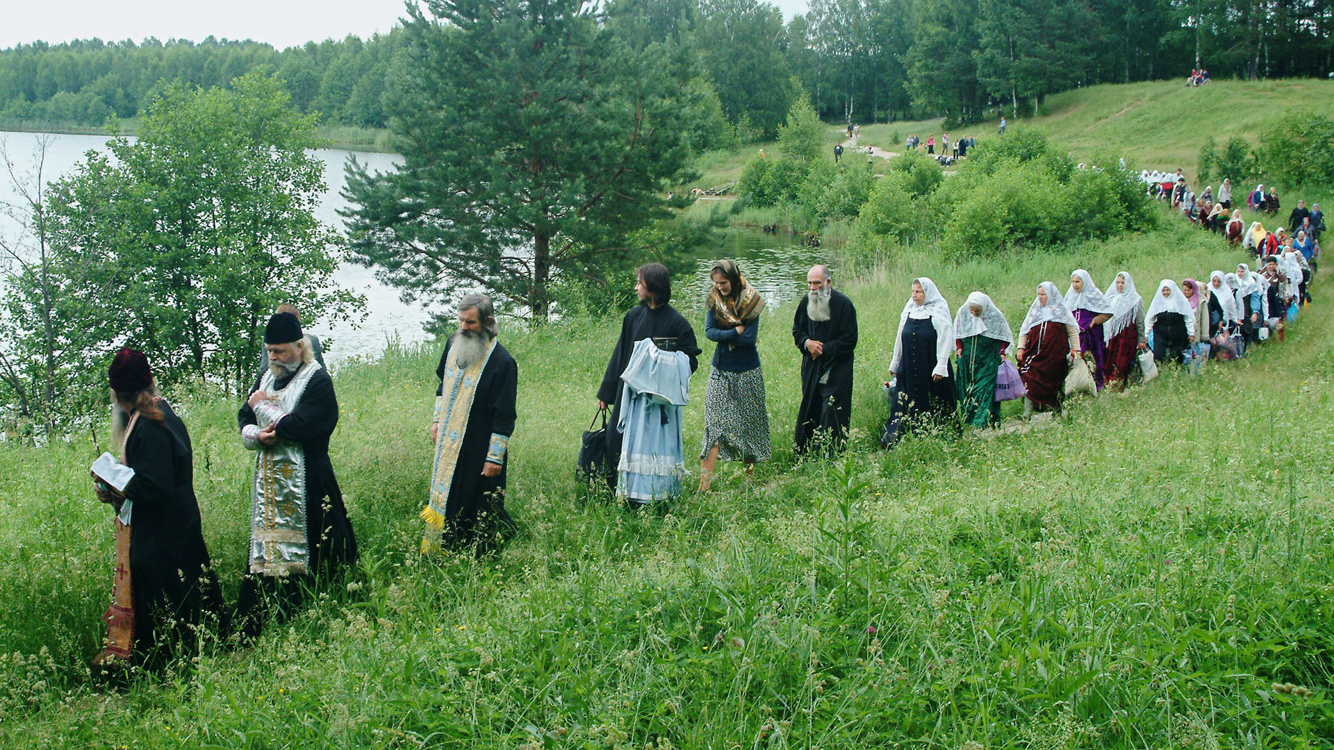 Procession de vieux-croyants autour du lac Svetloïar dans la région de Nijni Novgorod, le 2 juillet 2004