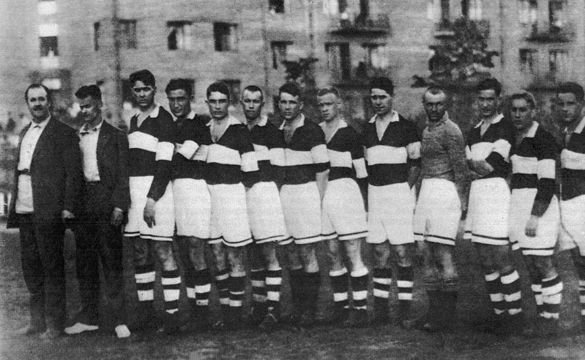 Tim sepak bola Masyarakat Koperasi Produsen: Andrei Starostin (keempat dari kiri), Nikolay (kelima dari kiri), Aleksander (ketujuh dari kiri), dan Pyotr (ketiga dari kanan), 1934.