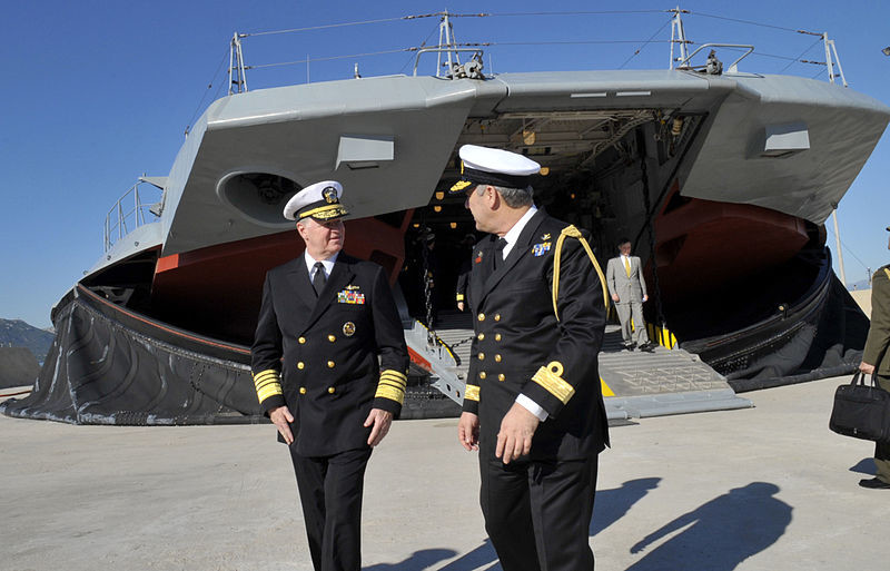 Almirante Gary Rouhgead (EEUU)  con el Contralmirante Panos Efstahiou (GRECIA), en la Estación Naval de Amfialis, después de visitar la nave de desembarco ZUBR Hellenic Ship Corfu (2009).