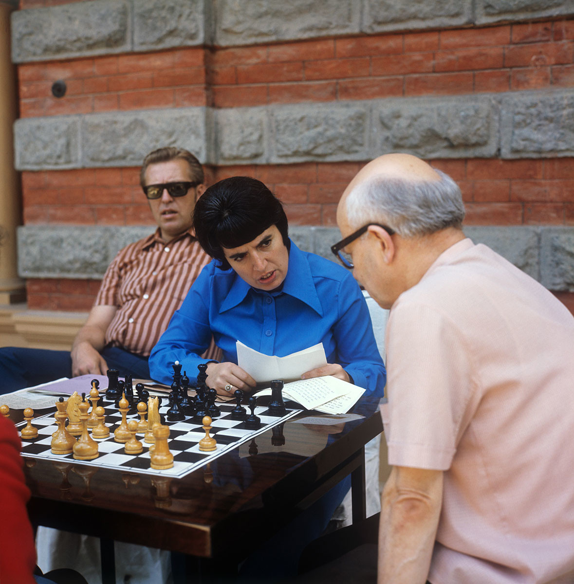 Nona Gaprindashvili avec des entraîneurs, 1974. République socialiste soviétique de Géorgie, Tbilissi