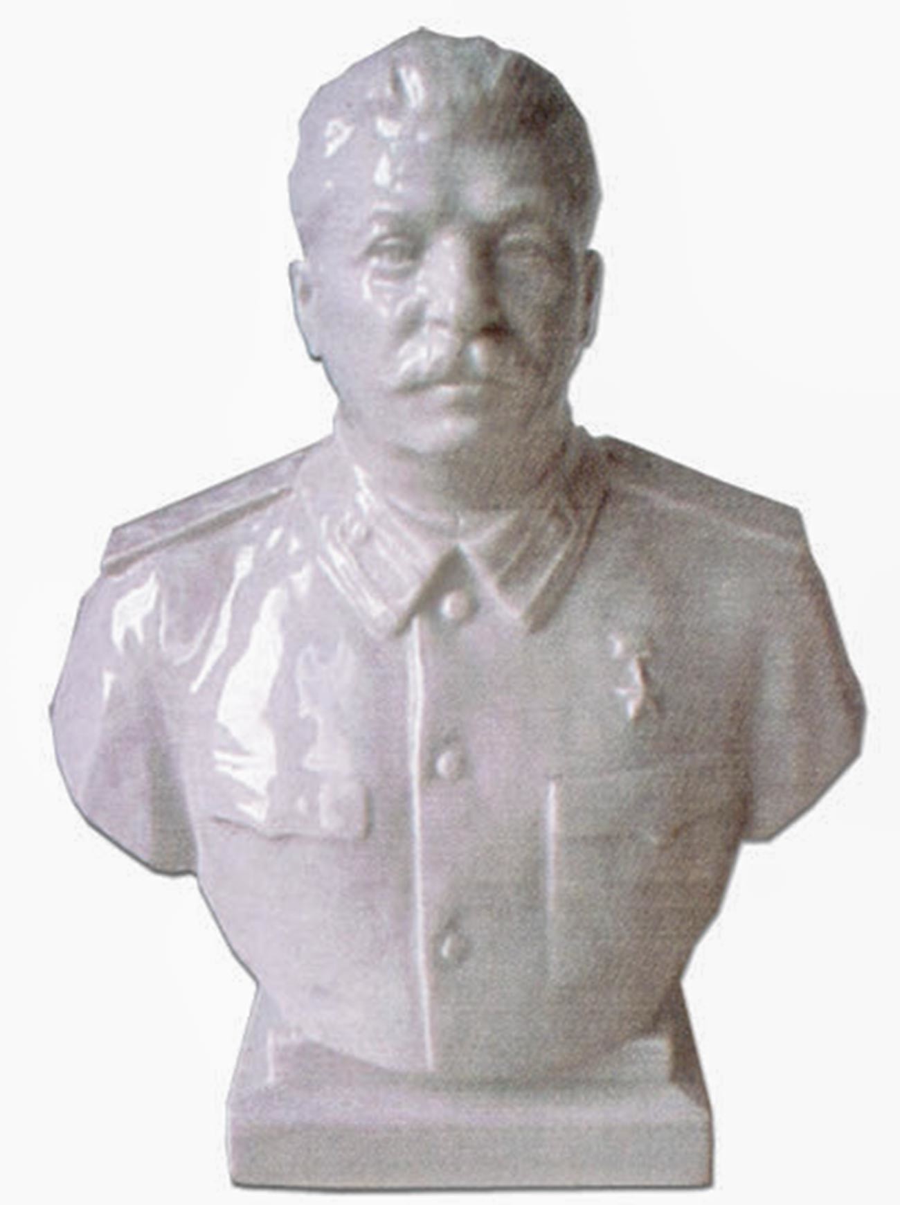 レニングラード陶器工場で作られたスターリンの胸像（15cm）、1949年