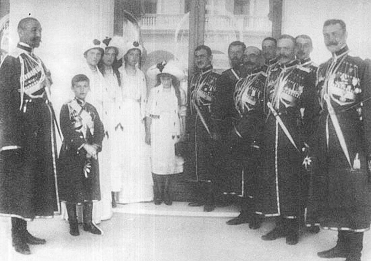 Anak-anak kaisar berfoto bersama Pengawal Cossack Yang Mulia, 1913
