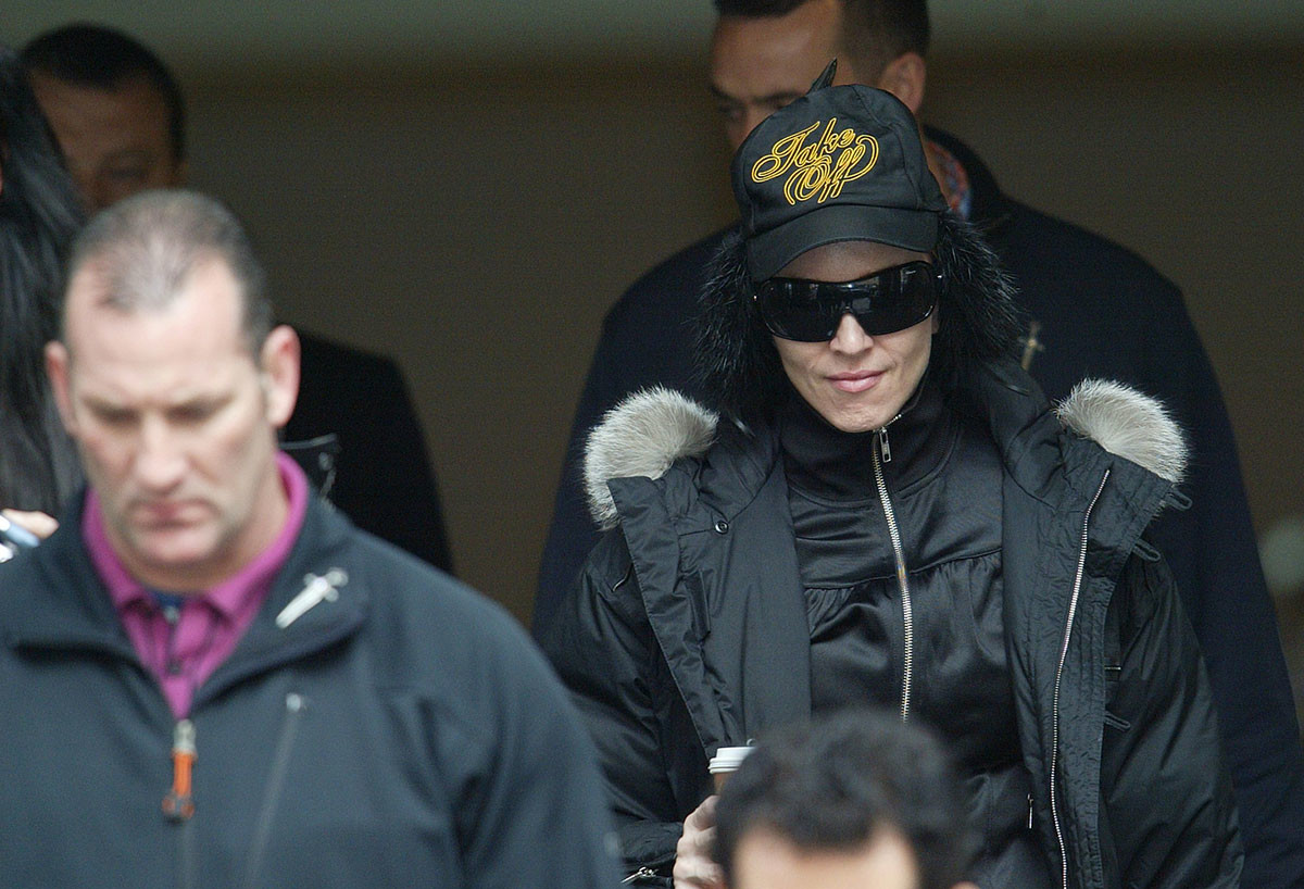 Madonna meninggalkan hotelnya di Moskow, 2006.