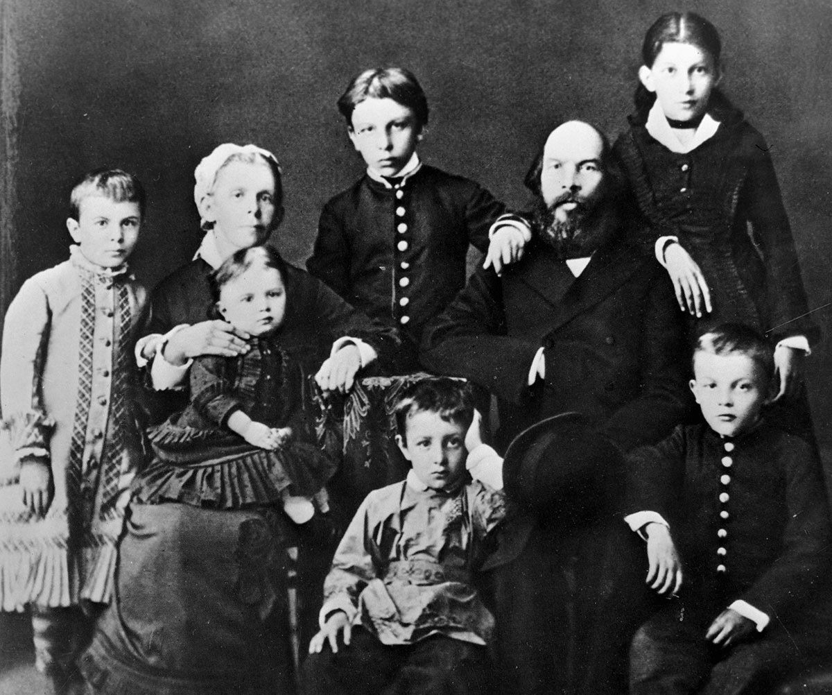 La famiglia Uljanov. Vladimir Lenin è nell'angolo in basso a destra