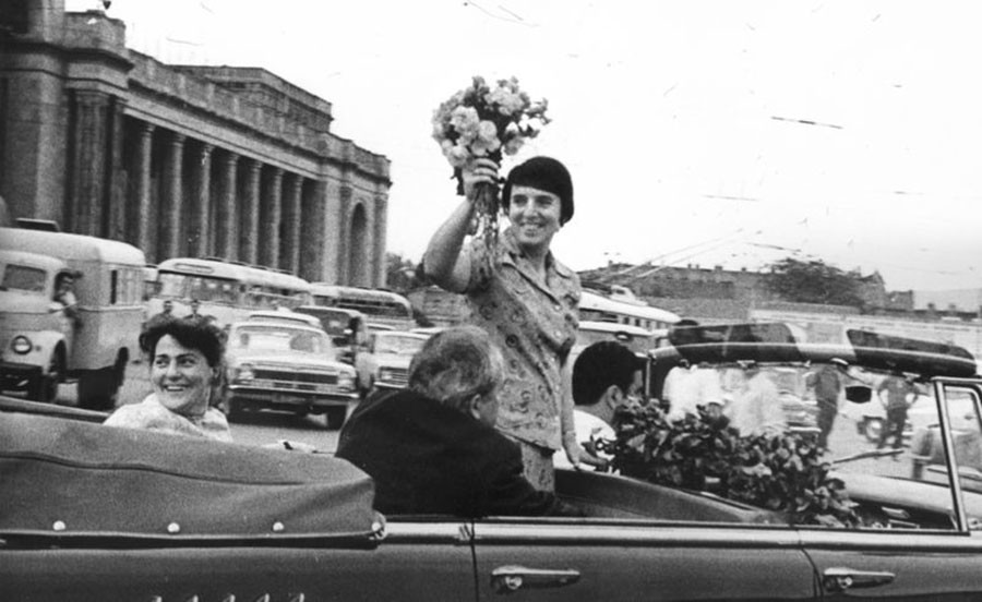 Nona Gaprindashvili in Tbilisi after winning the 1962 World Cup