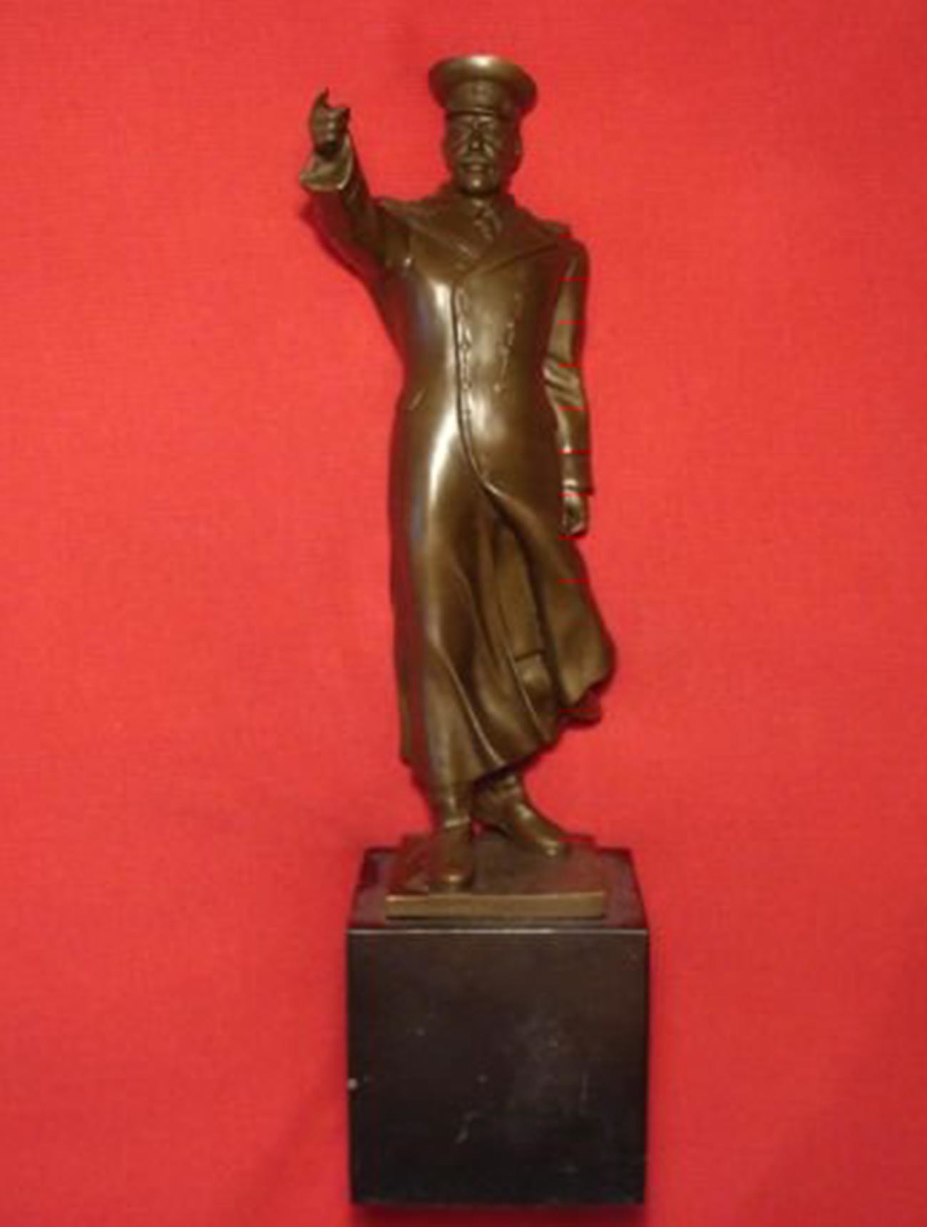 Figurine en bronze de Staline portant un manteau, 1938
