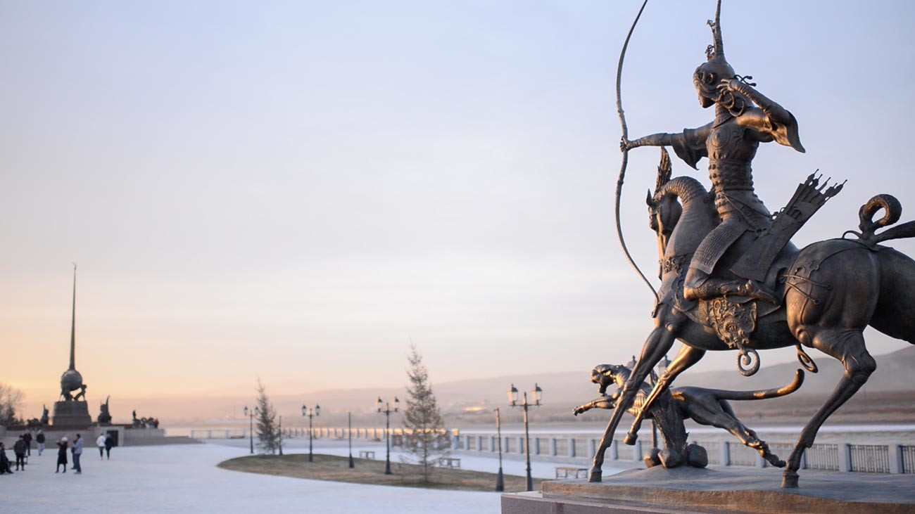 Quai de l’Enisseï à Kyzyl, sculpture « La chasse du tsar ». Au loin, on aperçoit une autre œuvre de Dachi, l’obélisque « Centre de l'Asie », Kyzyl étant considéré comme le centre géographique du continent.