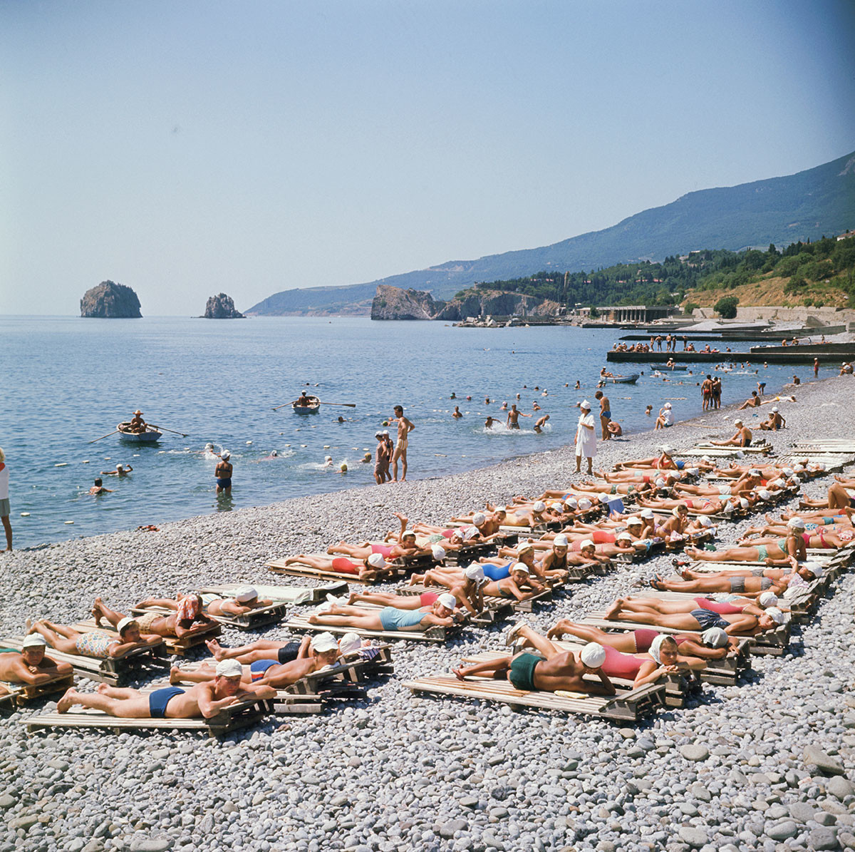 Украинска ССР. Крим, август 1970 година. Туристи на плажа во населбата Гурзуф.
