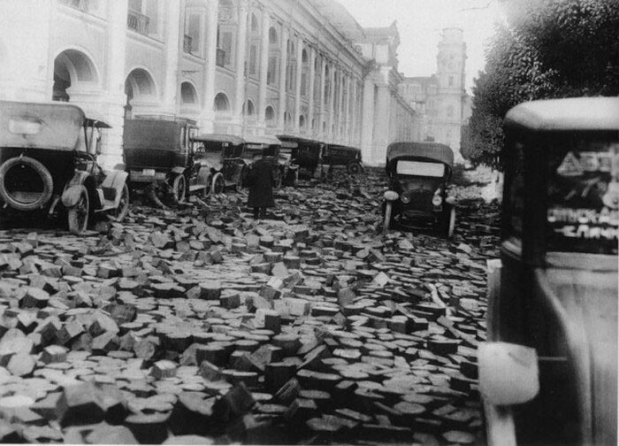 Rue en pavés de bois à Saint-Pétersbourg après l'inondation de 1924