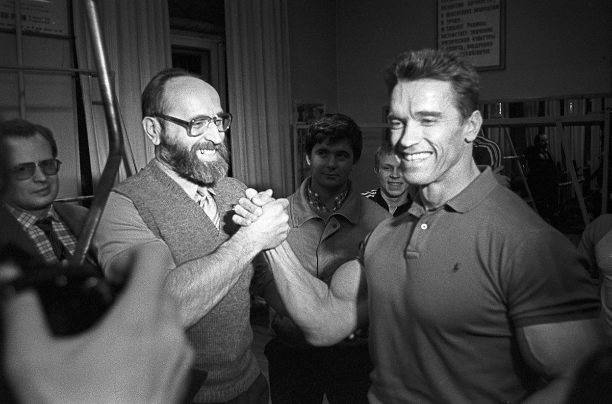 Arnold Schwarzenegger trifft sich mit seinem Idol Juri Wlasow im Moskauer Leichtathletik-Sportklub, 1988.