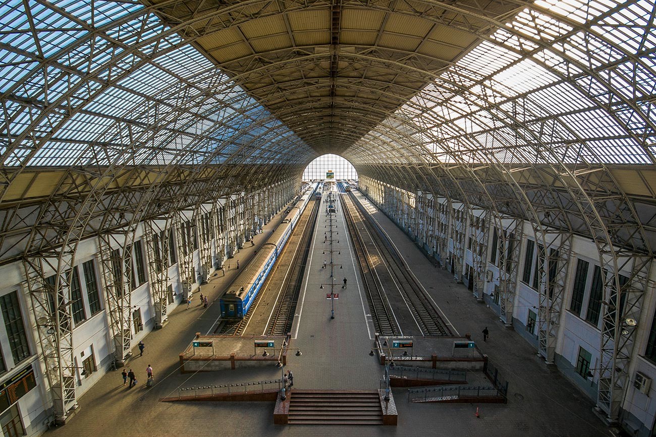 Stasiun Kereta Kievsky Moskow yang atap kisinya dirancang oleh Vladimir Shukhov.