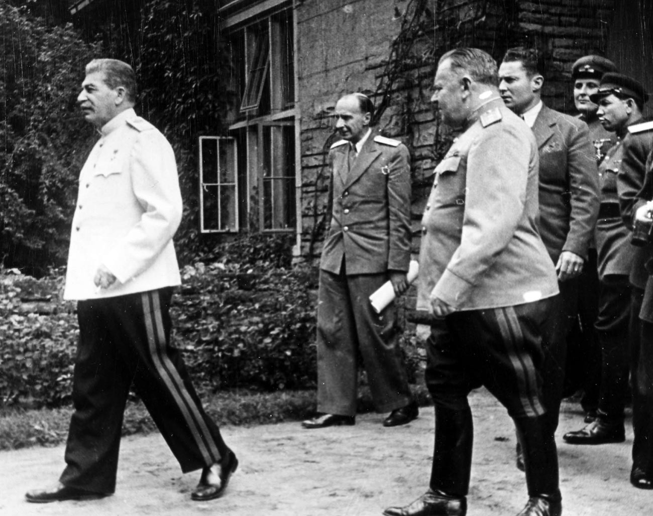 Sowjetischer Führer Josef Stalin (v.l) in seiner weißen Uniformjacke und andere Militärangehörige auf der Potsdamer Konferenz im Juli 1945.