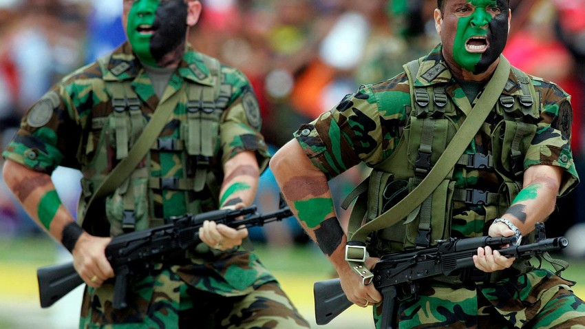 Soldados venezolanos portando fusiles AK 103 de fabricación rusa, participan en el desfile militar que celebra el 195º aniversario de la Independencia, el 5 de julio de 2006 en Caracas. 
