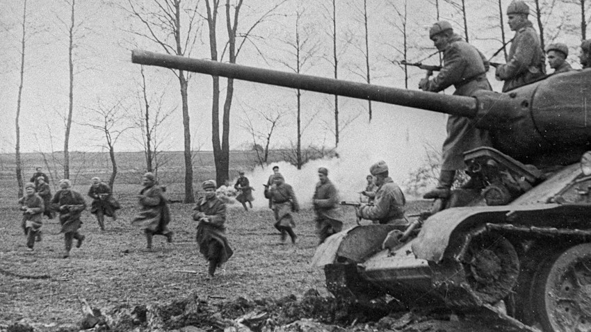 Sowjetische Panzer und Infanterie greifen die deutschen Stellungen an. Ungarn.