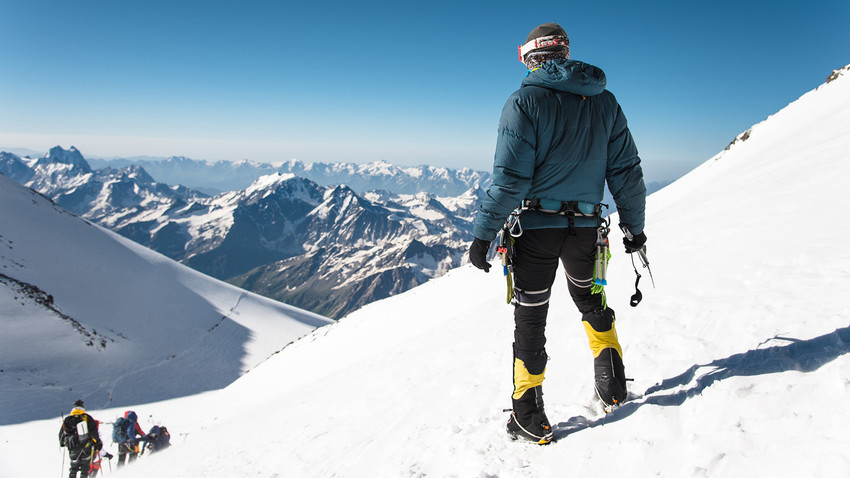 Profesionalni vodič potpuno opremljen za uspon na Elbrus. 