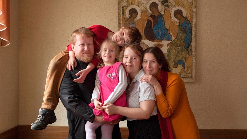 Il prete della chiesa dei Santi Cosma e Damiano di Mosca con la famiglia