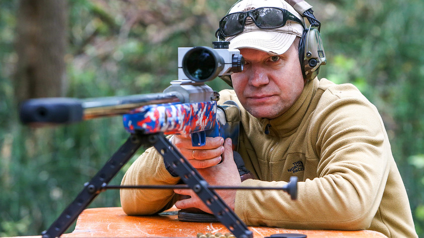 Заменик генералног директора корпорације Lobaev Arms Јуриј Синицин тестира далекометну снајперску пушку СВЛК-14С на полигону корпорације.
