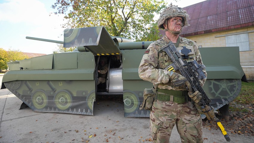 Una copia del BMP-3 en un entrenamiento militar, el 14 de octubre de 2021 en Salisbury, Inglaterra.