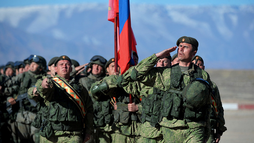 Военна база Баликчи в Киргизстан. Руски военнослужещи на тактическите учения "Рубеж-2016", в които участват и военни единици от страните-членки на ОДКС