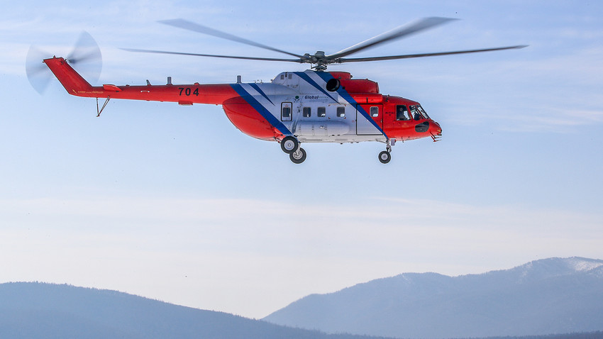 Транспортни хеликоптер Ми-171А2 изнад језера Бајкал на фестивалу брзине „Бајкалска миља“. Посада фабрике из Улан-Удеа поставила је у овом хеликоптеру рекорд развивши брзину од 68,81 км/ч на минималној висини од 20 метара и путањи дугачкој 1,6 км.
