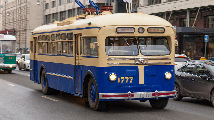 Ein 1954 MTB-82 Trolleybus in Moskau.