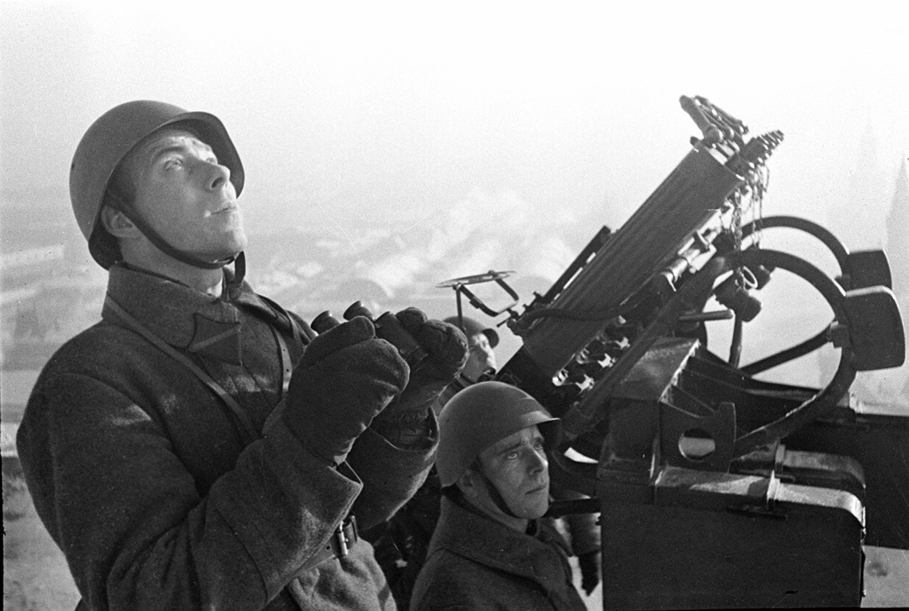 モスクワの空を観察している対空砲兵