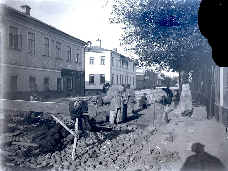 Colocação de pedras nas ruas em Moscou, final do século 19