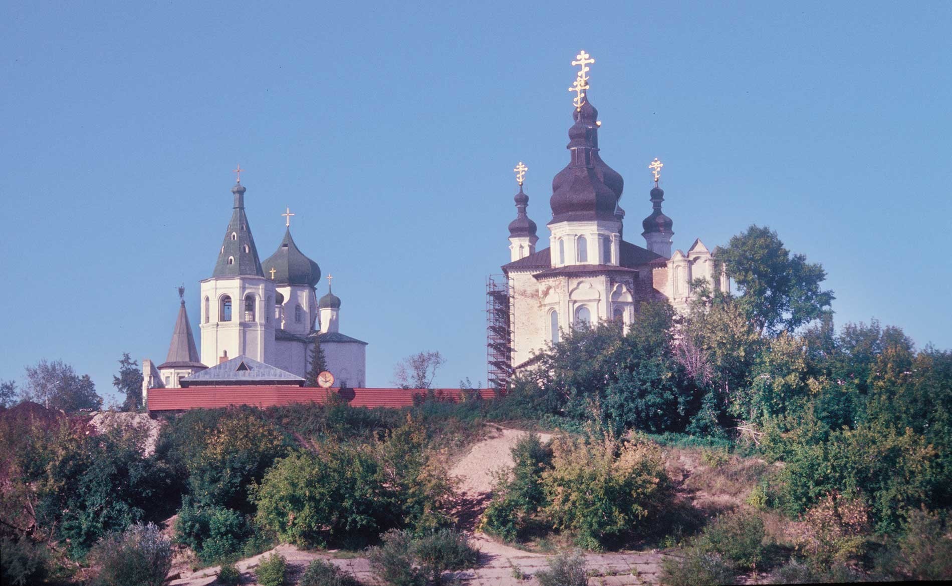 Tioumen. Monastère de la Trinité. Église des Saints Pierre et Paul (à gauche), cathédrale de la Trinité. Vue de la rivière Toura. 4 septembre 1999