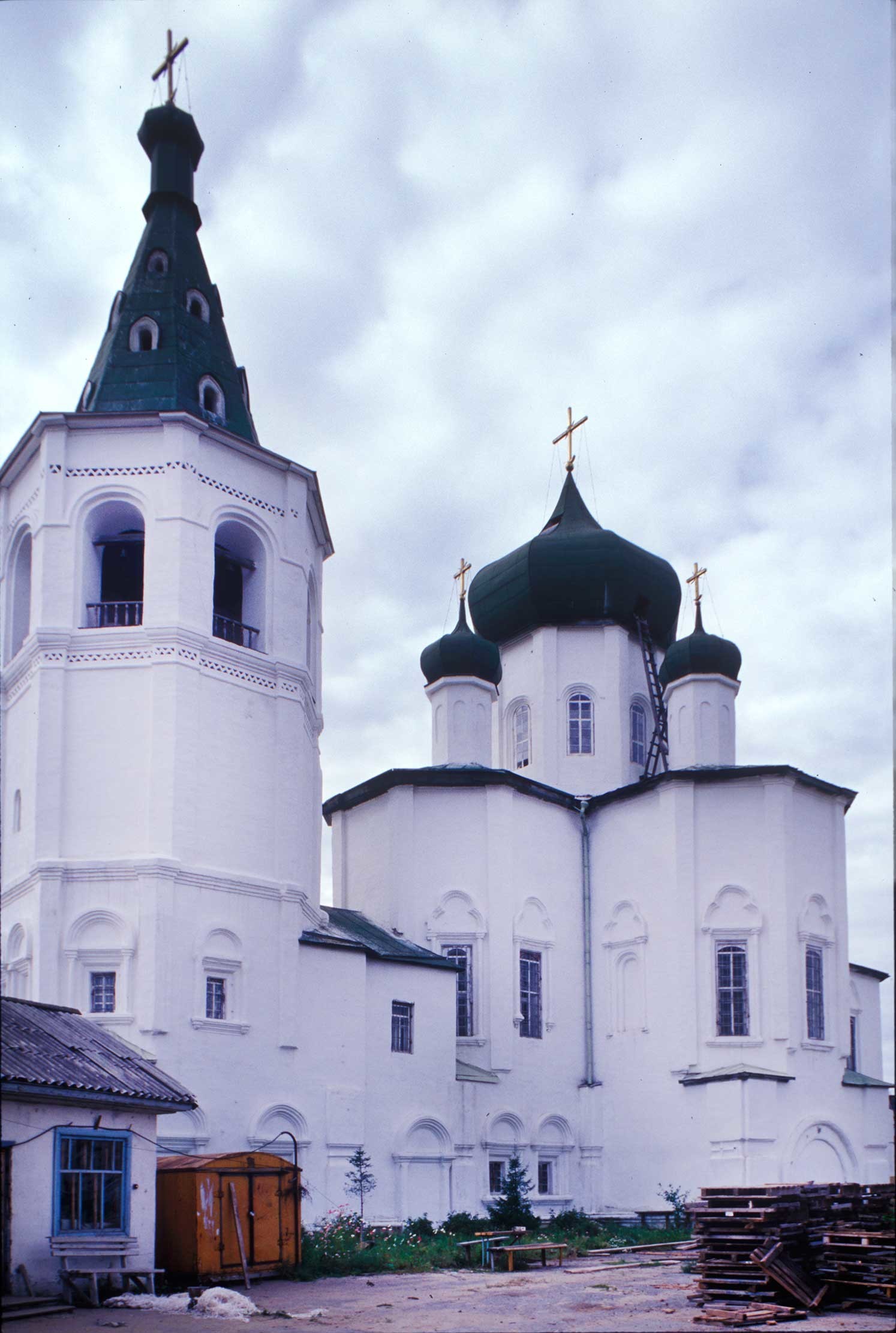 Monastère de la Trinité. Clocher et église des Saints-Pierre-et-Paul. 29 août 1999
