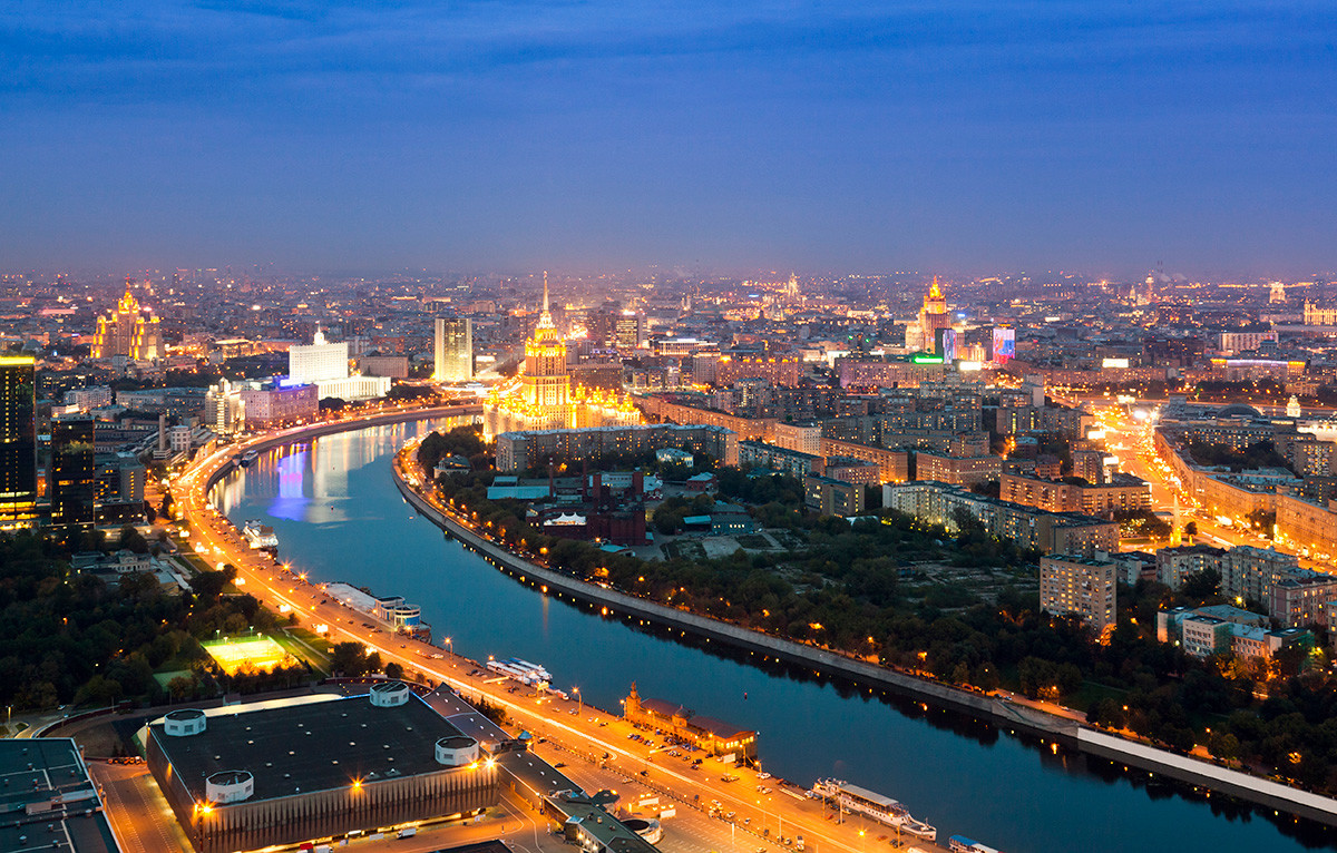 Sungai Moskow dan gedung-gedung pencakar langit Stalin