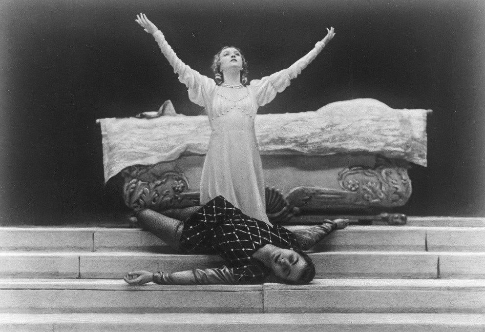セルゲイ・プロコフィエフの音楽によるバレエ「ロメオとジュリエット」のガリーナ・ウラノワ（ボリショイ劇場）、1946年