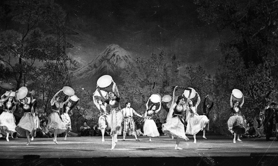 バレエでの民族友好：ボリショイ劇場で上演されたアラム・ハチャトゥリアン作曲の「ガヤネ」、1950年代