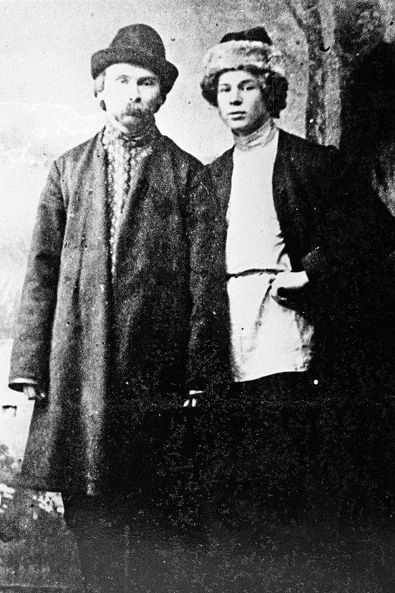 「新手の農村詩人」：セルゲイ・エセーニン（右）とニコライ・クリュエフ、1915年