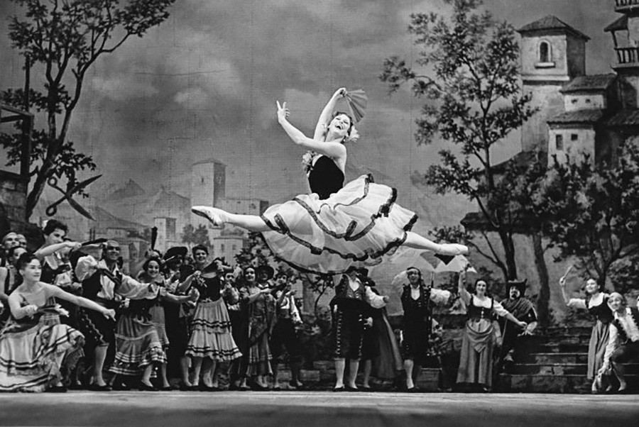 ボリショイ劇場が上演する「ドン・キホーテ」でキトリ役を演じるマイヤ・プリセツカヤ、1964年
