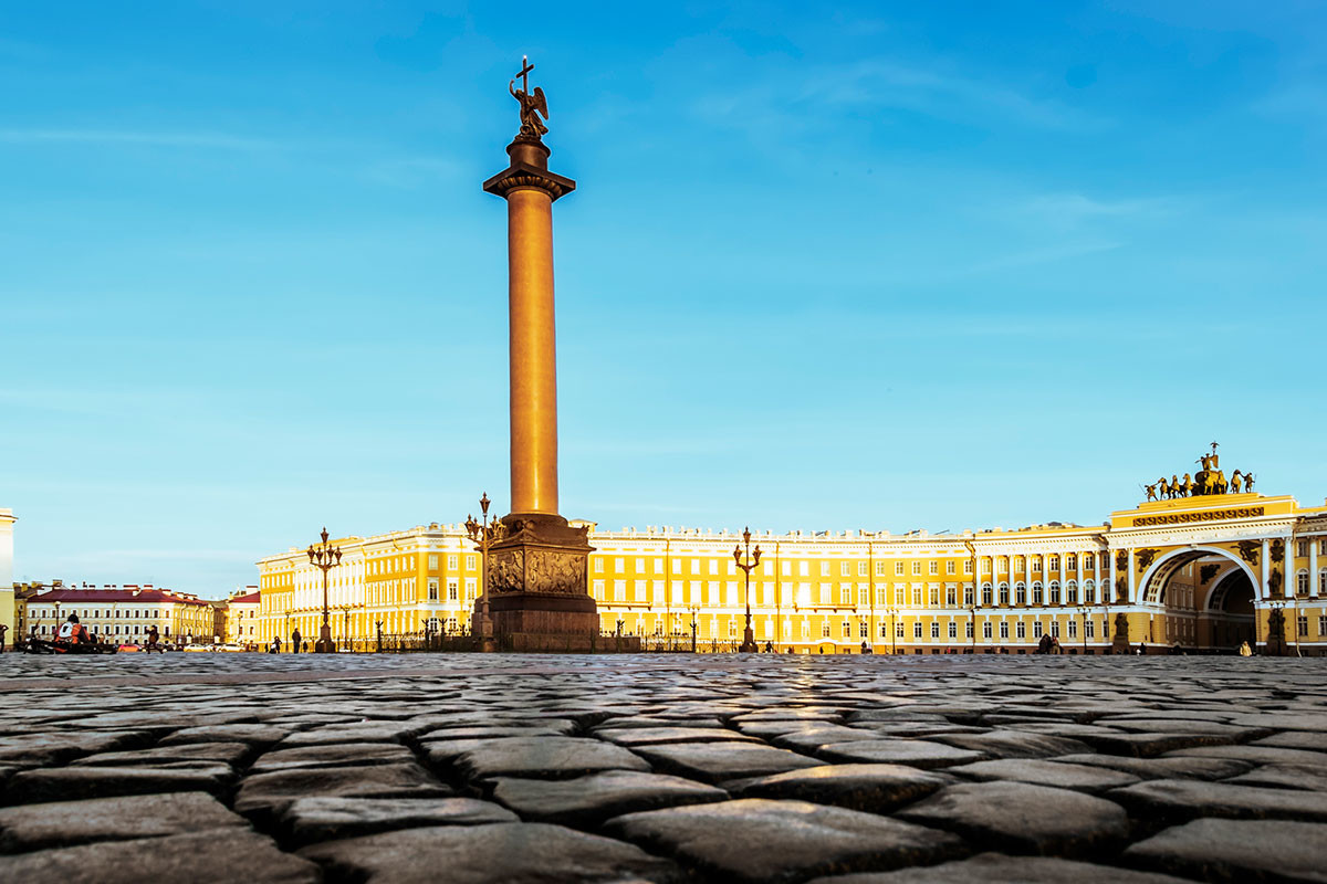 Kopfsteinpflaster auf dem Schlossplatz in St. Petersburg.