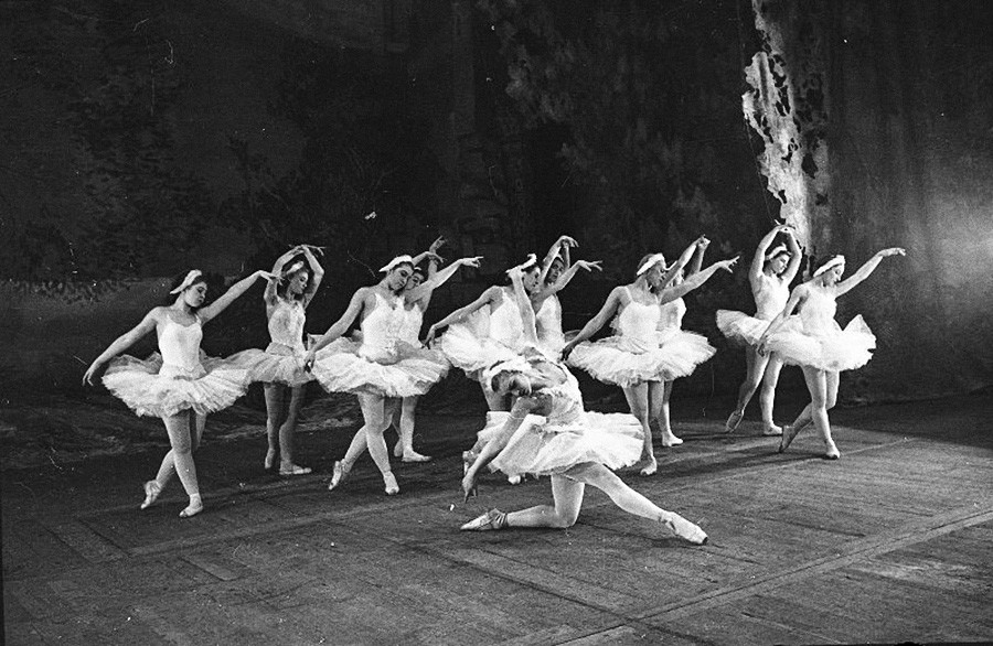 Le ballet a continué même pendant la guerre – le Bolchoï se produisant lors de l’évacuation de Moscou, 1941
