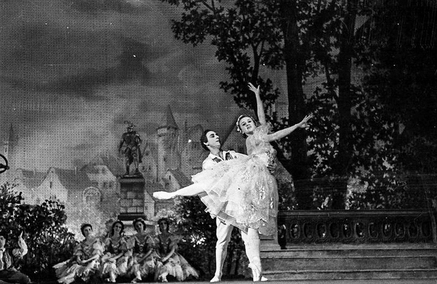 Elena Vanké au théâtre du Bolchoï dans le ballet «Coppélia» sur la musique de Léo Delibes, 1949
