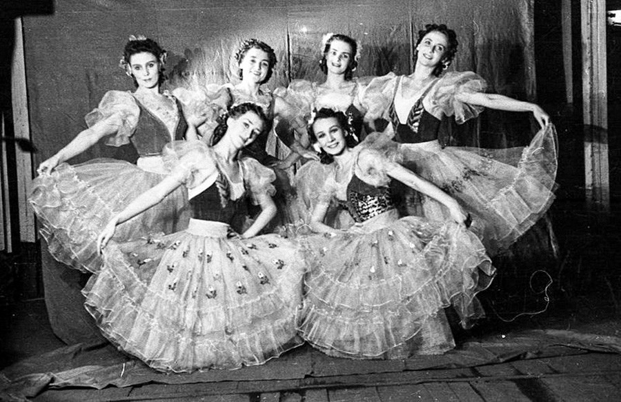 Des ballerines en costumes de «Coppélia» dans les coulisses, 1949
