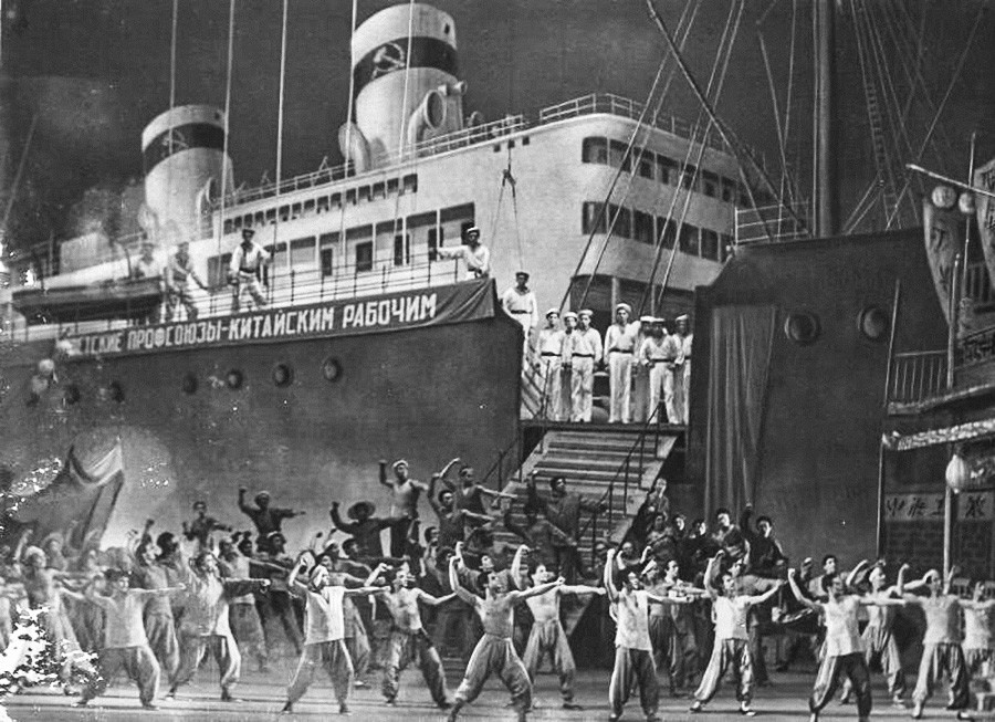 Ballet «Le Pavot rouge». L’inscription sur le navire signifie: «Syndicats russes pour les travailleurs chinois», années 1940
