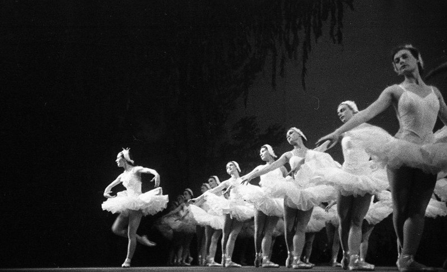 «Le Lac des cygnes» interprété par les artistes du Théâtre national d'opéra et de ballet de Novossibirsk, 1955
