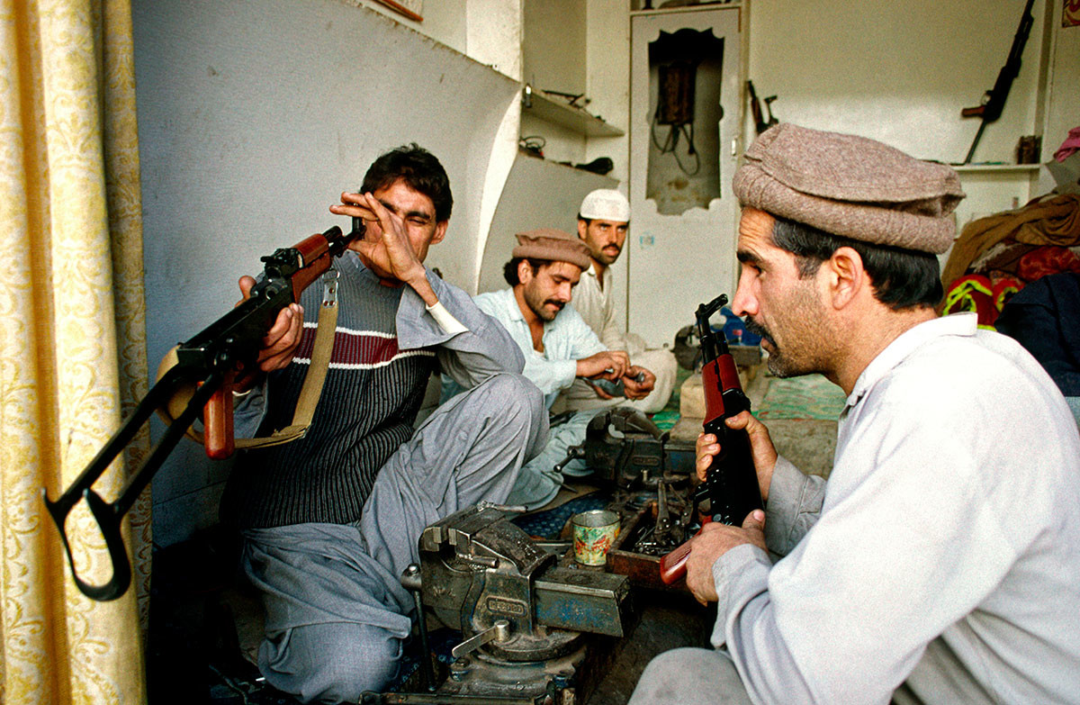 Fabricant inspectant un fusil AK-47 Kalachnikov dans la ville de Darra Adam Khel, au Pakistan