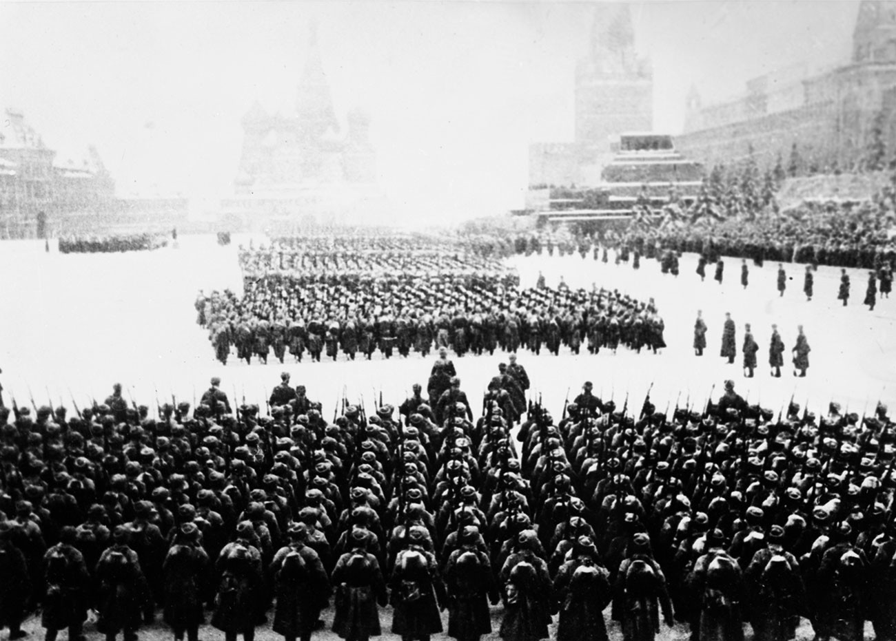 Desfile militar na Praça Vermelha, em Moscou, em 7 de novembro de 1941. Após desfile, tropas foram enviadas para a frente de batalha.